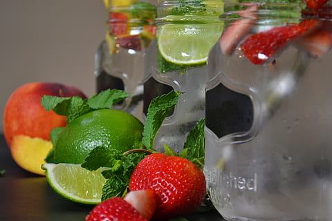 frugt, drikkevarer, sommer, forfriskende, kold, mynte, mad, mason krukker, jordbær, Citron, fersken, kreativ, drikke, kondensation, sommer mad, sommerdrinks, skære frugt, farverig, sund og rask, mad og drikke, bærfrugt, sund kost, friskhed, rød, tæt på, indendørs, velvære, stilleben, mynteblad - kulinarisk, ingen mennesker, urt, blad, forfriskning, glas, citrus frugt, moden, fristelse, 4K, CC0, offentligt domæne, royaltyfrie
