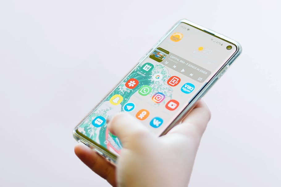 persona, utilitzant, smartphone android plata, mà humana, mà, part del cos humà, celebració, una persona, tir de l'estudi, fons blanc, a l'interior, tecnologia, primer pla, telèfon intel·ligent, tecnologia sense fils, comunicació, enfocament selectiu, perspectiva personal, salut i medicina, dispositiu d’informació portàtil, part del cos, elecció, dit, blíster, 5K