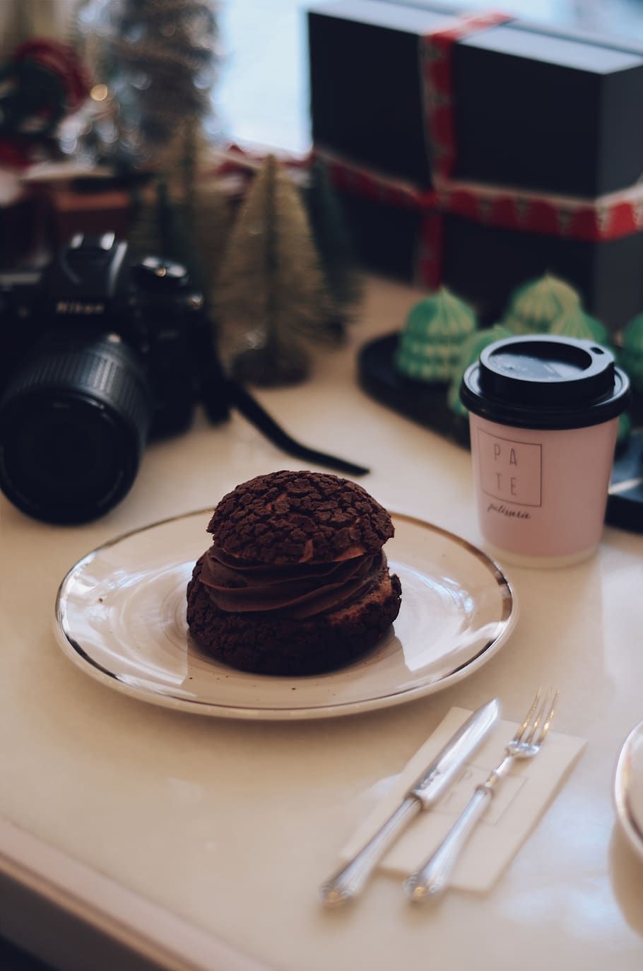 xapat, pastís, blanc, fusta, taula, begudes, esmorzar, càmera, xocolata, cafè, tassa de cafè, crema, cremós, tassa, producte diari, fosc, deliciós, postres, beure, menjar, forquilla, a l'interior, indulgència, ganivet, pastisseria, placa, dolç, saborós, tecnologia, menjar dolç, menjar i beguda, natura morta, llest per menjar, estri de cuina, utensili per menjar, temptació, menjar poc saludable, al forn, cap gent, pastís de xocolata, ganivet de taula, configuració, 4K