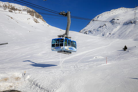 lift alb de schi, teleferic, rece, lumina zilei, zing, îngheţ, îngheţat, înalt, gheaţă, peisaj, varf de munte, munţi, natură, pitoresc, teleschi, Statiune de schi, pârtie de schi, cer, pantă, zăpadă, munți acoperiți de zăpadă, acoperit cu zăpadă, vreme, alb, iarnă, peisaj de iarnă, temperatura rece, Munte, culoare alba, scenice - natura, transport, frumusețe în natură, mediu inconjurator, mijloc de transport, cablu, zi, sport de iarna, călătorie, sportiv, aeriene cu cablu, un munte acoperit de zăpadă, de munte, în aer liber, 5K, CC0, domeniu public, fără drepturi de autor