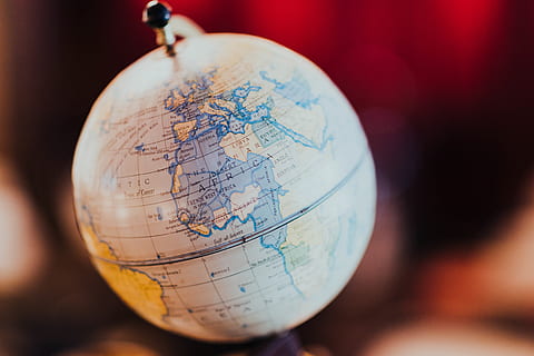 beige globe modell, kloden - menneskeskapt objekt, sfære, kart, planeten jorden, rom, verdenskart, nærbilde, fysisk geografi, global virksomhet, planet - plass, retning, ingen folk, utforskning, innendørs, tekst, reise, veiledning, utdanning, kommunikasjon, fokusere på forgrunnen, topografi, global kommunikasjon, 5K, CC0, offentlig domene, opphavsrett gratis