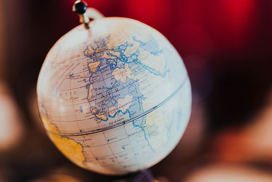 beżowy model globu, globus - obiekt stworzony przez człowieka, kula, mapa, planeta Ziemia, przestrzeń, Mapa świata, zbliżenie, Geografia fizyczna, globalny biznes, planeta - przestrzeń, kierunek, żadnych ludzi, badanie, wewnątrz, tekst, podróżować, poradnictwo, Edukacja, porozumiewanie się, skupić się na pierwszym planie, topografia, globalna komunikacja, 5K