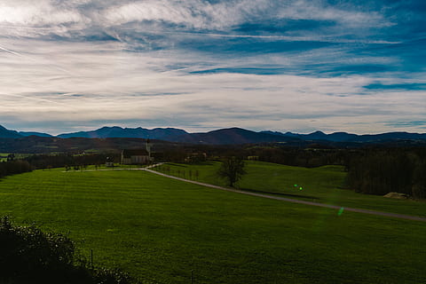 Gras, Felder, Berge, Landschaft, Himmel, Wolken, Land, Horizont, wolke - himmel, Szenen - Natur, grüne Farbe, ruhige Szene, Schönheit in der Natur, Umgebung, Berg, Ruhe, Pflanze, keine Leute, Natur, Feld, Nicht-städtische Szene, Tag, idyllisch, Baum, Gebirge, draußen, 5K, CC0, gemeinfrei, lizenzfrei
