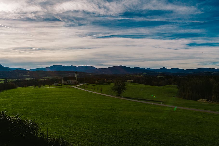 Gras, Felder, Berge, Landschaft, Himmel, Wolken, Land, Horizont, wolke - himmel, Szenen - Natur, grüne Farbe, ruhige Szene, Schönheit in der Natur, Umgebung, Berg, Ruhe, Pflanze, keine Leute, Natur, Feld, Nicht-städtische Szene, Tag, idyllisch, Baum, Gebirge, draußen, 5K