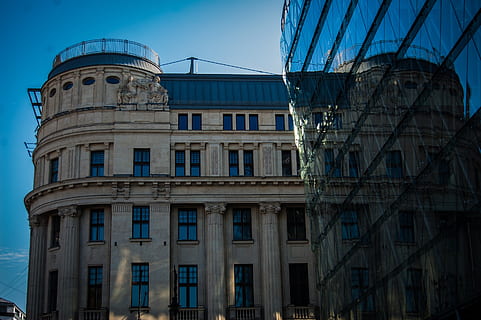 Budapest, reflektiert, Gebäude, die Architektur, gebaute Struktur, Gebäudehülle, Fenster, Flachwinkelansicht, Stadt, Himmel, keine Leute, klarer Himmel, Tag, Natur, Blau, draußen, Geschichte, die Vergangenheit, Glas - Material, Reflexion, Fassade, Sonnenlicht, 2K, CC0, gemeinfrei, lizenzfrei