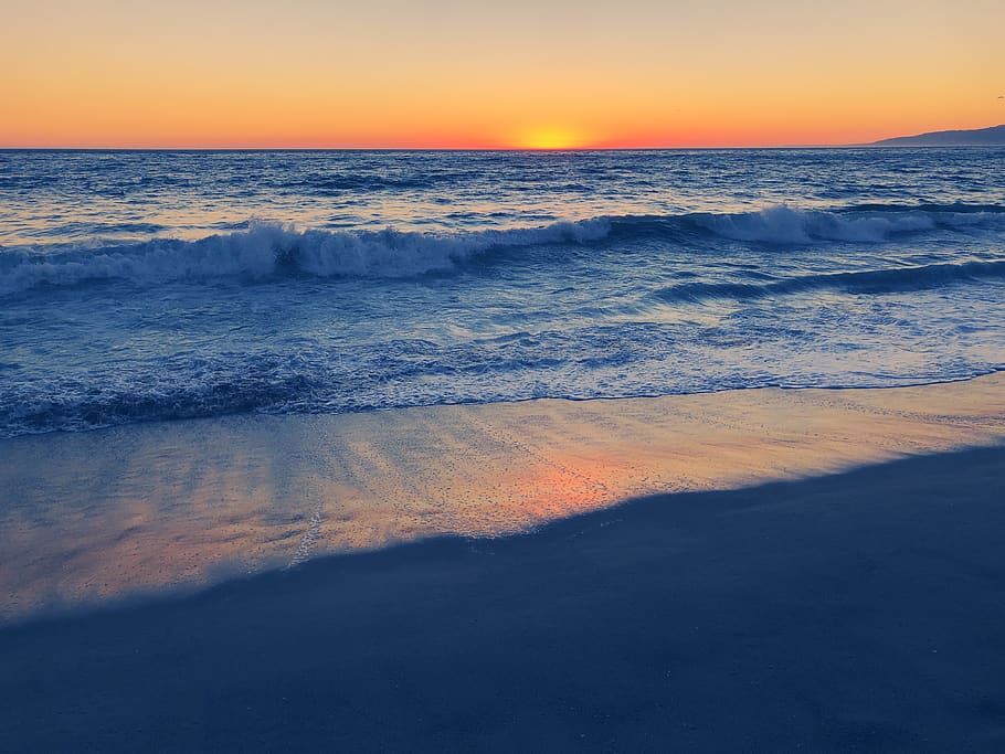 oceánu během dne, oceán, venku, voda, moře, Příroda, západ slunce, nebe, červené nebe, soumrak, svítání, pobřeží, horizont ave, Spojené státy, Los Angeles, pláž, mořské vlny, Kalifornie, Benátská pláž, krása v přírodě, horizont nad vodou, scenics - příroda, horizont, vlna, pohyb, přistát, oranžová barva, klid, idylický, klidné scény, nikdo, sport, 4K