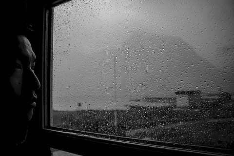 Mann, suchen, Fenster, Person, Mensch, Menschen, Gesicht, Porträt, grau, Kopf, Rauch, weiblich, Schwarz und weiß, Kunst, Melancholie, Regen, ruhig, Einsamkeit, Betrachtung, Reise, Traurigkeit, traurig, Glas - Material, nass, transparent, fallen, echte Menschen, drinnen, Schienenverkehr, Transport, eine Person, Transportmittel, Fahrzeuginnenraum, öffentliche Verkehrsmittel, Regenzeit, Zug, Wasser, Lebensstile, Regentropfen, Spur, Glas, 4K, CC0, gemeinfrei, lizenzfrei