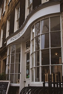 hvid butik facae, hjem indretning, dør, vindue, kontorbygning, bygning, gamle engelsk, buede vinduer, gammeldags butik, foldedør, gelænder, arkitektur, postkontor, etage, korridor, gulve, restaurant, cafeteria, billedvindue, skydedør, bygning udvendig, bygget struktur, lav vinkel visning, glas - materiale, ingen mennesker, by, afspejling, dag, udendørs, tekst, meddelelse, gennemsigtig, vestlige script, boligområde, bue, natur, lejlighed, 5K, CC0, offentligt domæne, royaltyfrie