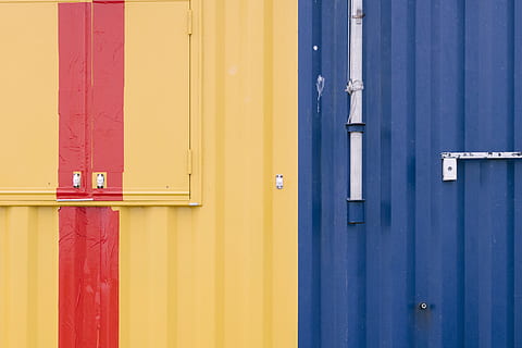 porta, textura, superfície, acer, metall, color, groc, vermell, blau, banda, pintura, pintat, obturador, contenidor, metàl·lic, urbà, carrer, colorit, material de fusta, arquitectura, entrada, tancat, a l'aire lliure, cultures, vell, exterior de l'edifici, fons, cap gent, estructura construïda, funció de construcció de parets, 5K, CC0, domini públic, lliure de regalies