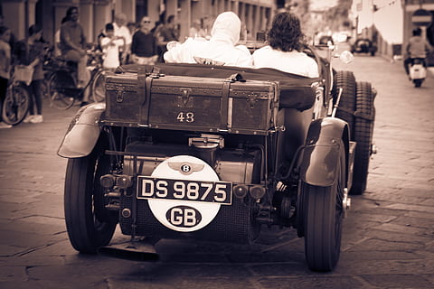 automàtic, bentley, clàssic, oldtimer, automoció, vintage, antic, cotxe, retro, transport, manera de transport, centrar-se en primer pla, assegut, persones reals, homes, persones incidentals, vehicle terrestre, ciutat, gent, carrer, dia, a l'aire lliure, roda, viatjar, grup de persones, vista del darrere, adult, arquitectura, pneumàtic, 5K, CC0, domini públic, lliure de regalies