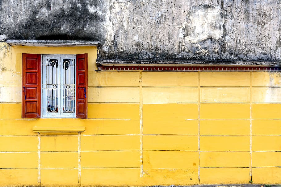 obert, marró, fusta, finestra abatible, arquitectura, maons, paret de maó, edifici, colors, durant el dia, disseny, exterior, casa, a l'aire lliure, rústic, textura, urbà, paret, finestra, estructura construïda, funció de construcció de parets, exterior de l'edifici, groc, dia, cap gent, vermell, comunicació, seguretat, porta, primer pla, protecció, patró, marc complet, 5K