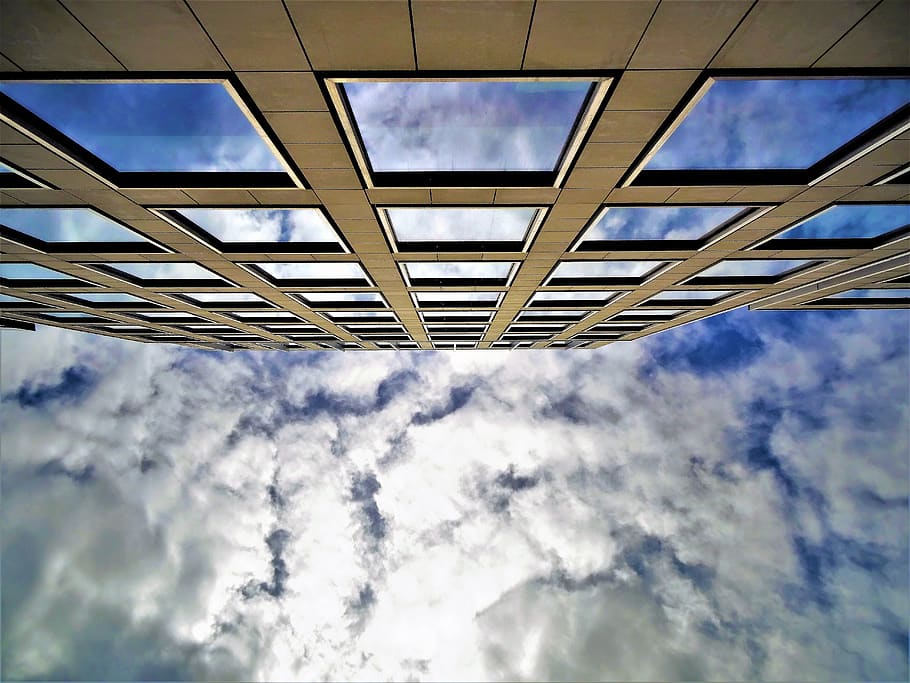 calcestruzzo, grattacielo, costruire fotografie, architettura, luminosa, costruzione, nuvole, luce del giorno, centro, facciata, bicchiere, finestre di vetro, alto, colpo basso angolo, prospettiva, riflessione, cielo, orizzonte, struttura, nuvola - cielo, Inquadratura dal basso, natura, nessuno, struttura costruita, giorno, all'aperto, blu, Cloudscape, bellezza nella natura, moderno, esterno dell'edificio, vetro - materiale, sfondi, luce del sole, modello, finestra, direttamente sotto, edificio per uffici esterno, soffitto, 5K