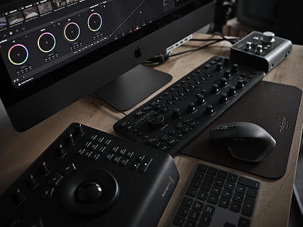 trådløs, computermus, ved siden af, dj controller, imac, computer, computer hardware, elektronik, tastatur, hardware, computer tastatur, mus, pc, ID4, rød, R3D, redaktør, farve sortering, arbejdsstation, film maker, loupedeck, davinci løse studiepanel, imac pro, æble, nomade, teknologi, bord, indendørs, forbindelse, meddelelse, ingen mennesker, skrivebord, computerudstyr, møbel, høj vinkel visning, kontrollere, trådløs teknologi, stilleben, musik, udstyr, tæt på, 8K, CC0, offentligt domæne, royaltyfrie