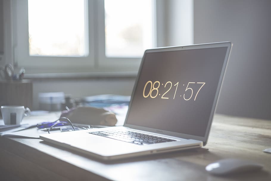 grå, bærbar computer, sæt, 08:21:57, æble, skrivebord, digital, elektronik, tastatur, bærbar, skærm, tid, meddelelse, computer, teknologi, trådløs teknologi, forbindelse, indendørs, bord, dag, vindue, ingen mennesker, tekst, forretning, internet, tæt på, vestlige script, computer netværk, møbel, hjem interiør, besked, 5K