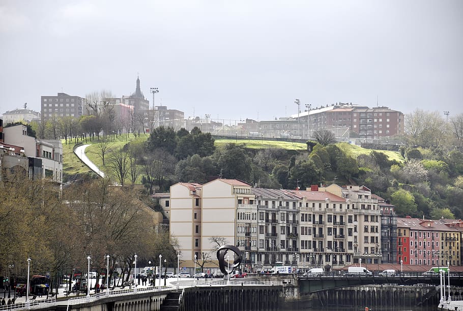 basque, udsigt, by, Spanien, bilbao, arkitektur, bygning udvendig, bygget struktur, træ, bygning, plante, natur, dag, tilfældige mennesker, himmel, boligområde, transportmidler, byliv, transportform, motor køretøj, bybilledet, bil, gade, udendørs, 4K