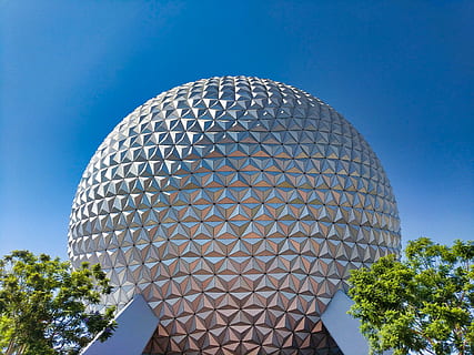 rund sølv bygning, sfære, planetarium, bygning, dome, observatorium, udendørs, florida, epcot ball, blå himmel, disney, Amerika, Epcot, disneyland, arkitektur, geometriske, natur, skulptur, kunst, astronomi, ydre rum, himmel, blå, bygget struktur, bygning udvendig, lav vinkel visning, træ, moderne, ingen mennesker, dag, skyfri himmel, plante, kunstkultur og underholdning, mønster, sølvfarvet, teknologi, by, 4K, CC0, offentligt domæne, royaltyfrie