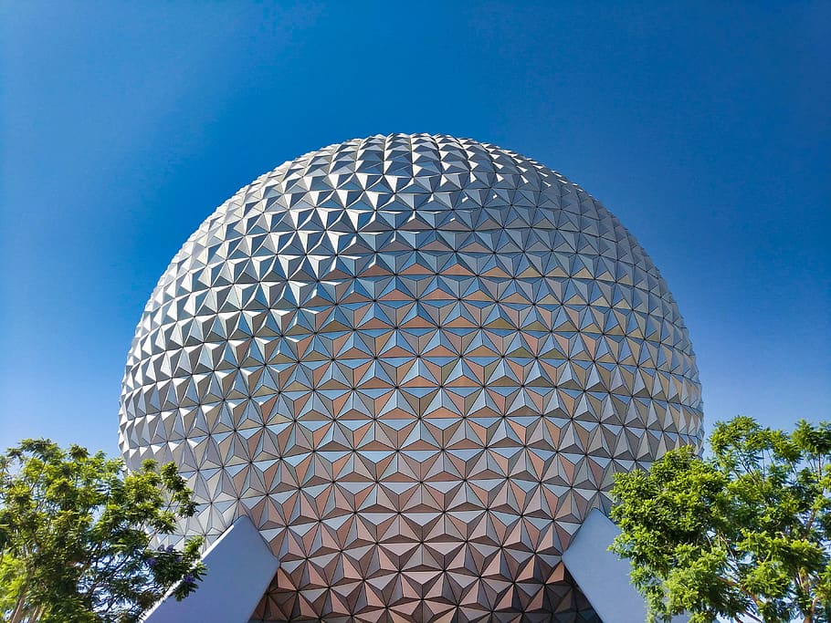 edifici de plata rodona, esfera, planetari, edifici, cúpula, observatori, a l'aire lliure, florida, bola d'epcot, cel blau, disney, Amèrica, epcot, disneyland, arquitectura, geomètric, naturalesa, escultura, art, astronomia, espai exterior, cel, blau, estructura construïda, exterior de l'edifici, vista d’angle baix, arbre, modern, cap gent, dia, cel clar, planta, cultura i entreteniment artístic, patró, color plata, tecnologia, ciutat, 4K