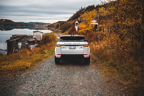 bílý, vozidlo, polní cesta, auto, cesta, podzim, list, listy, perspektivní, jezero, řeka, pobřeží, cestovat, doprava, range rover, výlet, voda, luxus, strom, přeprava, způsob dopravy, Příroda, nikdo, architektura, pozemního vozidla, změna, motorové vozidlo, nebe, den, krása v přírodě, stavba, rostlina, silnice, přistát, venku, oranžová barva, 5K, CC0, veřejná doména, bez autorských práv