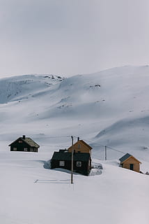 muntanya, muntanya alta, núvol, cel, cim, cresta, paisatge, naturalesa, vall, cases, neu, hivern, temperatura de fred, estructura construïda, arquitectura, exterior de l'edifici, escenics - natura, tranquil·litat, medi ambient, cobertura, edifici, escena tranquil·la, Color blanc, casa, bellesa a la natura, cap gent, muntanya nevada, a l'aire lliure, 5K, CC0, domini públic, lliure de regalies