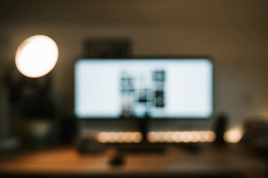 encès, pis, pantalla de televisió, pantalla, llum, a l'interior, disseny d'interiors, electrònica, monitor, escriptori, espai de treball, bokeh, borrós, tecnologia, PC, portàtil, ordinador, mobles, taula, pantalla lcd, equips informàtics, cap gent, monitor d’ordinador, il·luminat, comunicació, equips d’il·luminació, connexió, còpia espai, televisor, tecnologia sense fils, PC d'escriptori, negocis, pantalla del dispositiu, nit, Internet, pantalla plana, programa de televisió, 4K