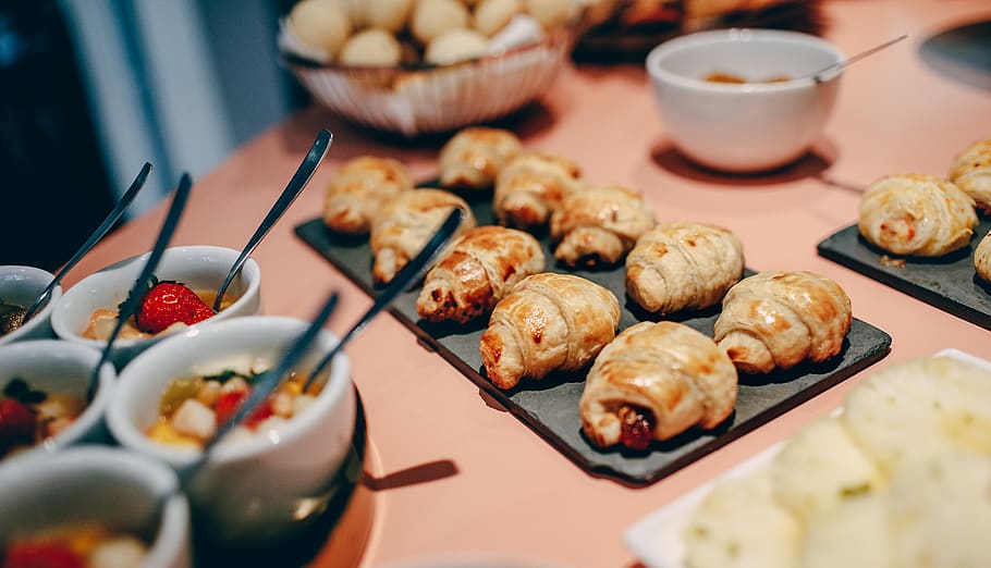 croissantai ant stalo, maisto, keramika, valgio, desertas, raguolis, patiekalas, parduotuvė, kepykla, porcelianas, menas, saldumynai, konditerijos gaminiai, duona, bandelė, puodelis, kulinarijos, lėkštė, vakarienė, Maistas ir gėrimai, šviežumas, atrankinis dėmesys, vaisiai, sveika mityba, pasiruošęs valgyti, kepti, malonumas, nėra žmonių, gerovę, gerti, lentelė, didelė objektų grupė, saldus maistas, natiurmortas, Iš arti, plokštė, dubuo, pagunda, kepti konditerijos gaminiai, dėkle, prancūziškas maistas, prabanga, užkandis, 5K