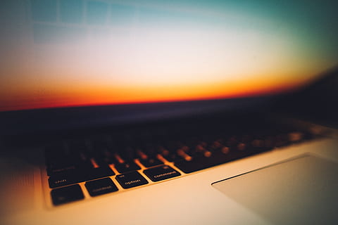 Computer, Laptop, Tastatur, Mac, Macbook Pro, MacBook, mbp, Technologie, Orange, Tapete, Apfel, kabellose Technologie, Kommunikation, Verbindung, Computer Tastatur, Computerausrüstung, Internet, Computernetzwerk, keine Leute, Nahansicht, drinnen, Computerschlüssel, Daten, Musik-, Geschäft, Großunternehmen, modern, globale Kommunikation, 5K, CC0, gemeinfrei, lizenzfrei
