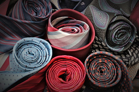 kravatlar, desenli, aksesuar, eşarplar, Desen, silindirler, ağ, dizayn, Giyim, bağlantılar, dolapta, Çekmece, arkaplan, süslemek, kumaşlar, Ticaret, stil, renkli, yaratıcı, dekoratif, giysi dolabı, yapısı, senin için, zerafet, zrolowane, toplandı, büyük nesne grubu, insansız, bütün çerçeve, arka, kırmızı, kapatmak, satılık, seçim, Tekstil, çok renkli, perakende, natürmort, yığın, içeriye, varyasyon, Market, Sanat ve zanaat, bolluk, 4K, CC0, kamu malı, telif ücretsiz