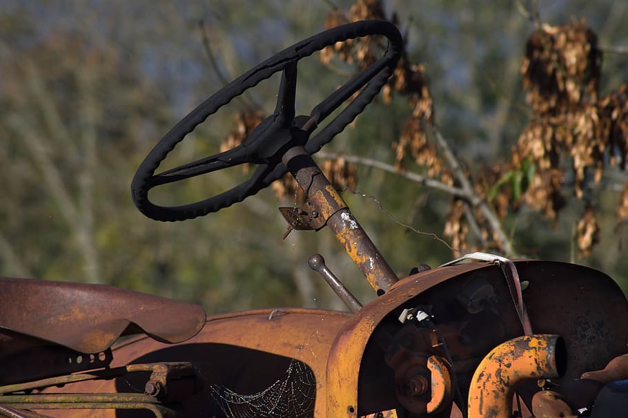 Traktor, Lenkrad, alt, Maschine, Landwirtschaft, rostig, Transport, Transportmittel, Landfahrzeug, Metall, Fokus auf den Vordergrund, verlassen, Tag, beschädigt, obsolet, keine Leute, Natur, landwirtschaftliche Maschinen, Nahansicht, stationär, verwittert, draußen, Landwirtschaftliche Geräte, heruntergewirtschaftet, Verschlechterung, Rad, Schrottplatz, 5K