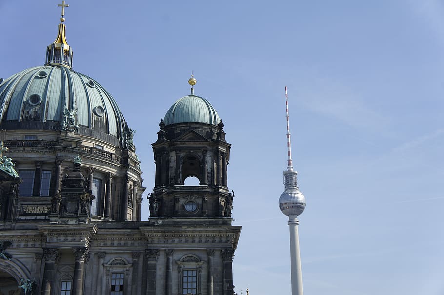 Berlin, Fernsehturm, die Architektur, Gebäudehülle, gebaute Struktur, Kuppel, Reiseziele, Glauben, Gebäude, Spiritualität, Religion, Himmel, Tourismus, Reise, Anbetungsstätte, Stadt, Natur, Turm, Flachwinkelansicht, keine Leute, große Höhe, draußen, globale Kommunikation, 4K
