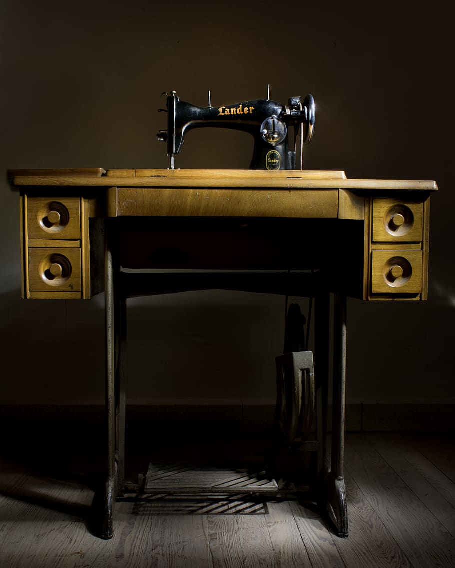 Černá, lander šicí stroj, uvnitř, dřevo - materiál, nikdo, retro stylu, stůl, technologie, stálý život, antický, starý, nábytek, sdělení, dřevo, jeden objekt, telefon, sedadlo, analogový, absence, podlaha, studio shot, 4K