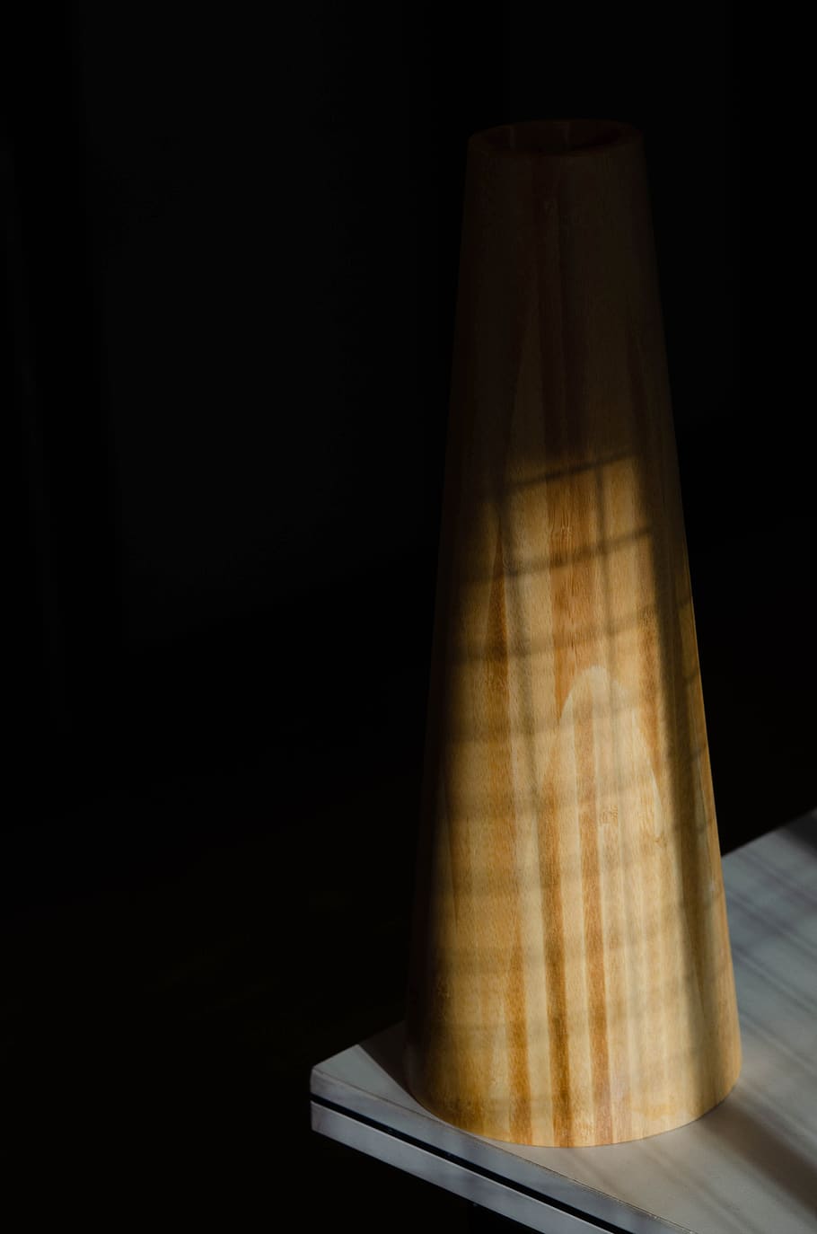 marró, gerro, gris, taula, Suzhou, Xina, foscor, habitació, ombra, fosc, llum, objecte, fusta, taula de fusta, forma, mínim, pantalla de llum, a l'interior, cap gent, còpia espai, fons negre, publicació, primer pla, sol objecte, llibre, natura morta, tir de l'estudi, tèxtil, absència, habitació domèstica, mobles, educació, interior de casa, il·luminat, llum elèctrica, 4K