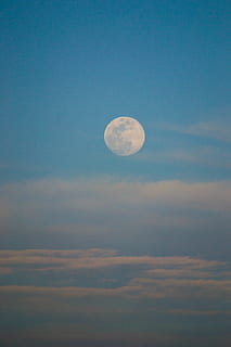 lua durante o pôr do sol, natureza, ao ar livre, espaço, noite, universo, lua, espaço sideral, astronomia, Roma, Itália, lua cheia, mar, agua, oceano, céu, fogos de artifício, terra, céu azul, penhasco, abrigo, beleza na natureza, nuvem - céu, scenics - natureza, tranquilidade, cena tranquila, ninguém, visão de baixo ângulo, lua planetária, azul, crepúsculo, idílico, forma geométrica, acima, 4K, CC0, domínio público, royalty free