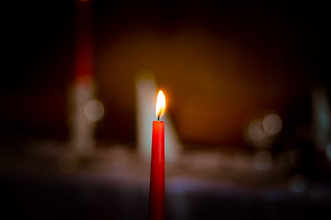 lilin, api, bunga, menanam, mekar, daun bunga, menempa, penjagaan, bayangan hitam, kristal, Tang, minum, minuman, pergelangan kaki, api unggun, kulit, menyiangi, jus, alkohol, pembakaran, api - fenomena alam, merapatkan, suhu panas, merah, fokus pada latar depan, dalam ruangan, diterangi, tidak ada orang, gelap, alam, fokus selektif, perayaan, objek tunggal, bersinar, kilau, 5K, CC0, domain publik, bebas royalti