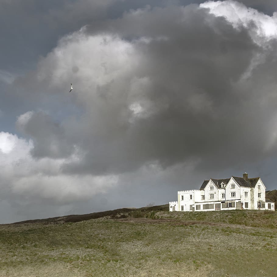 blanc, casa, ennuvolat, cel, arquitectura, herba, núvol - cel, exterior de l'edifici, estructura construïda, edifici, cap gent, terra, naturalesa, tempesta, dia, paisatge, núvol, barri residencial, medi ambient, núvol de tempesta, cel dramàtic, a l'aire lliure, arruïnat, ominós, 2K