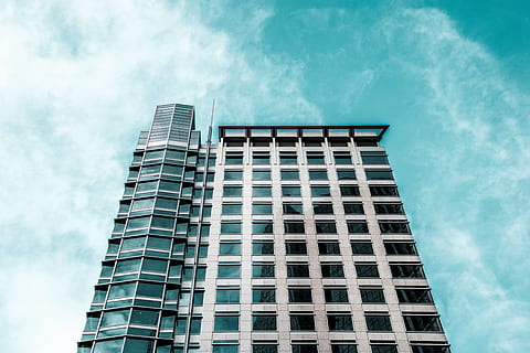 edifici de formigó gris, edifici, edifici d'oficines, condomini, habitatge, urbà, de gran alçada, ciutat, edifici d'apartaments, arquitectura, Estats Units, san francisco, cel, estructura, barana, carretera, intersecció, torre, decoració de la llar, exterior de l'edifici, estructura construïda, vista d’angle baix, núvol - cel, finestra, exterior d’edifici d’oficines, cap gent, oficina, alta - alta, naturalesa, dia, gratacels, a l'aire lliure, modern, negocis, patró, apartament, 5K, CC0, domini públic, lliure de regalies