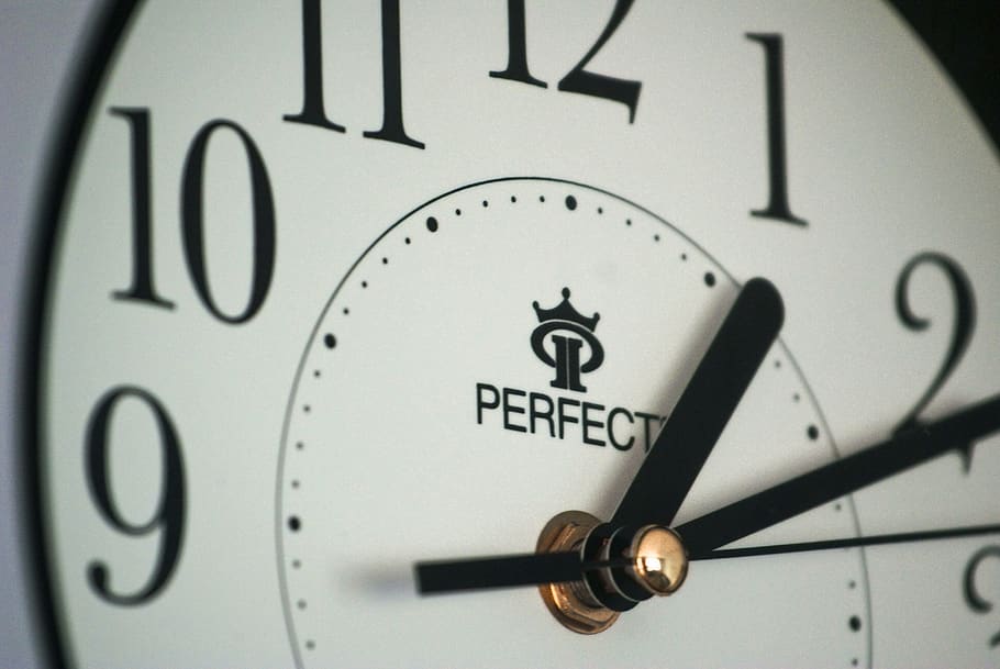 rellotge a les 1:11, despertador, compte enrere, data límit, marcar, compromís, mans d’un rellotge, hores, tard, macro, mitjanit, números, símbol, tecnologia, temps, temporitzador, rellotge, nombre, rellotge de mà, primer pla, Minuta, cap gent, a l'interior, marc complet, enfocament selectiu, hora de la mà, sol objecte, instrument del temps, text, precisió, tir de l'estudi, 4K