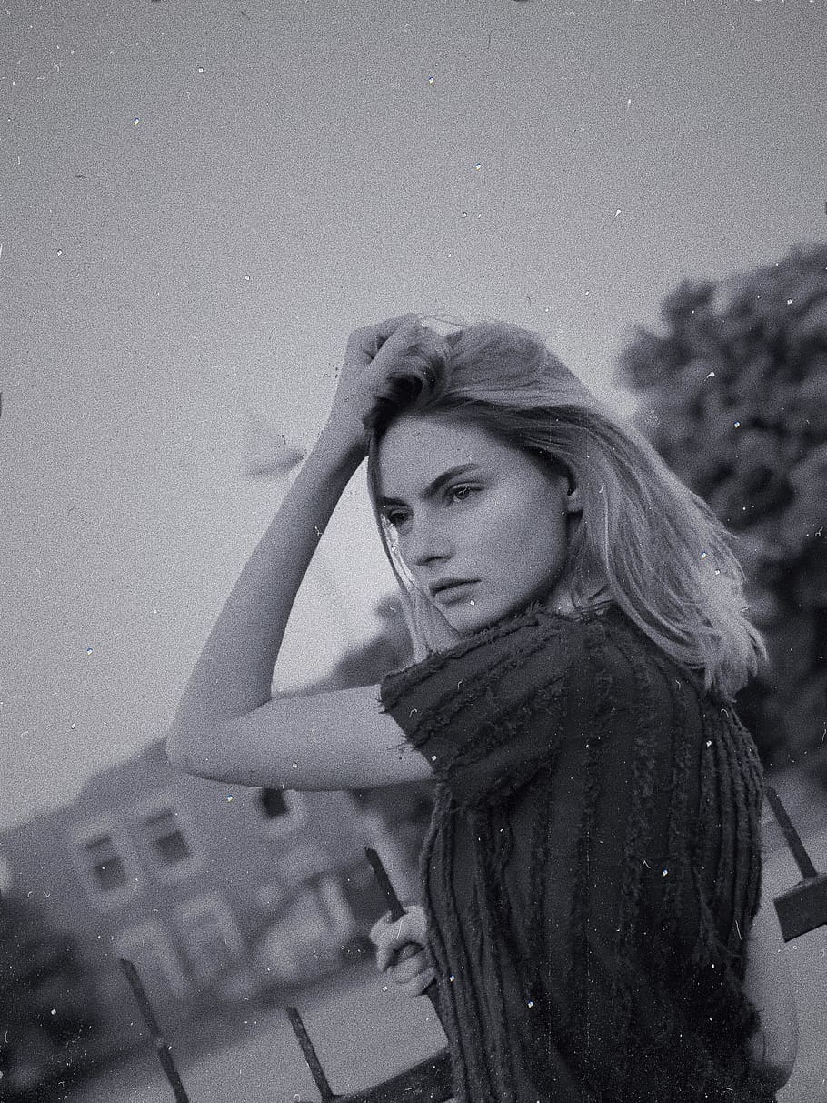 Lituània, vilnius, #angle, #flickr, #tumblr, #etiqueta, #shoot, #idea, #model, #filmpografia, #film, #fashion, #nostalgia, #vintage, #old, #ciutat, #shooting, #imatge, #unplashphoto, #unsplash, una persona, adult jove, dones joves, persones reals, cabell, estils de vida, dones, retrat, mirant, activitat d'oci, bellesa, roba casual, cabell llarg, pentinat, adult, de peu, dona guapa, cintura cap amunt, contemplació, roba calenta, 4K