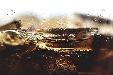 fundo, bebida, bolha, cafeína, carbonatado, refrigerante, água com gás, fechar-se, Cola, frio, bebida gelada, desidratação, bebendo, fizz, efervescente, aromatizado, solta, molhado, transparente, ninguém, vidro - material, agua, dentro de casa, vidro, refresco, foco seletivo, natureza, comida e bebida, focar em primeiro plano, janela, equipamento doméstico, gota de chuva, 4K, CC0, domínio público, royalty free