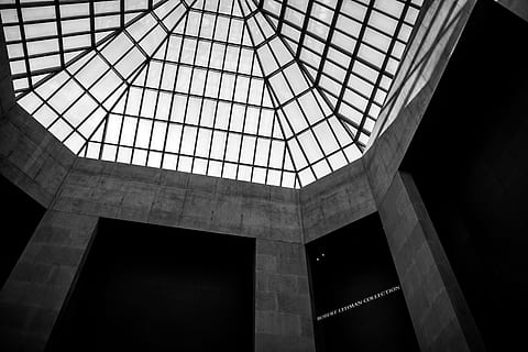 edificio in cemento grigio, costruzione, architettura, finestra, lucernario, abside, altare, Chiesa, arco, soffitto a volta, arcuato, edificio per uffici, spirale, silhouette, triangolo, città, centro, urbano, plaza, piazza cittadina, cittadina, struttura costruita, Inquadratura dal basso, in casa, soffitto, modello, nessuno, vetro - materiale, giorno, luce del sole, caratteristica architettonica, destinazioni di viaggio, turismo, design, Museo, viaggio, architettura e arte, lusso, 5K, CC0, dominio pubblico, privo di copyright