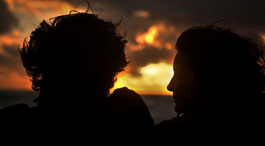 Silhouette, Kopfschuss, Porträt, Sonnenuntergang, Himmel, Natur, orange Farbe, Männer, wolke - himmel, Erwachsene, Menschen, zwei Menschen, Zusammengehörigkeit, Emotion, Nahansicht, Wasser, draußen, Frau, Meer, Paar - Beziehung, 5K