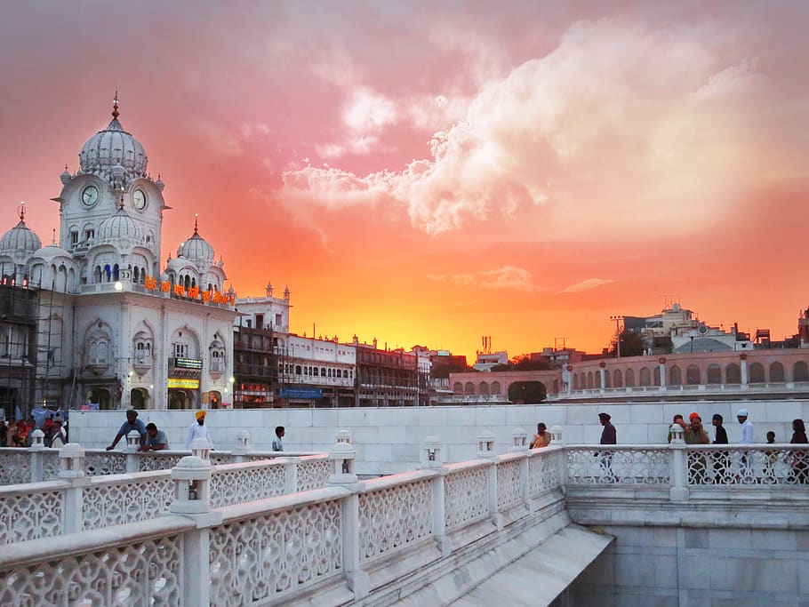 cel, naturalesa, posta de sol, núvols, edifici, amritsar, Punjab, Índia, ciutat, arquitectura, estructura construïda, exterior de l'edifici, grup de persones, multitud, gran grup de persones, religió, destinacions de viatge, lloc de culte, persones reals, núvol - cel, creença, viatjar, espiritualitat, a l'aire lliure, 4K
