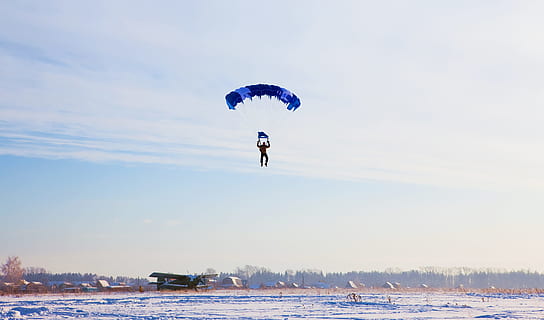 blau, busseig, extrem, caient, volar, flyer, dom, saltar, homes, paracaigudes, paracaigudisme, paracaigudista, persona, cel, esport, Esports extrems, aventura, aigua, parapent, activitat d'oci, a l'aire, persona irreconeixible, volant, persones reals, naturalesa, una persona, vacances, transport, dia, alegria, moviment, llibertat, parasailing, a l'aire lliure, 2K, CC0, domini públic, lliure de regalies