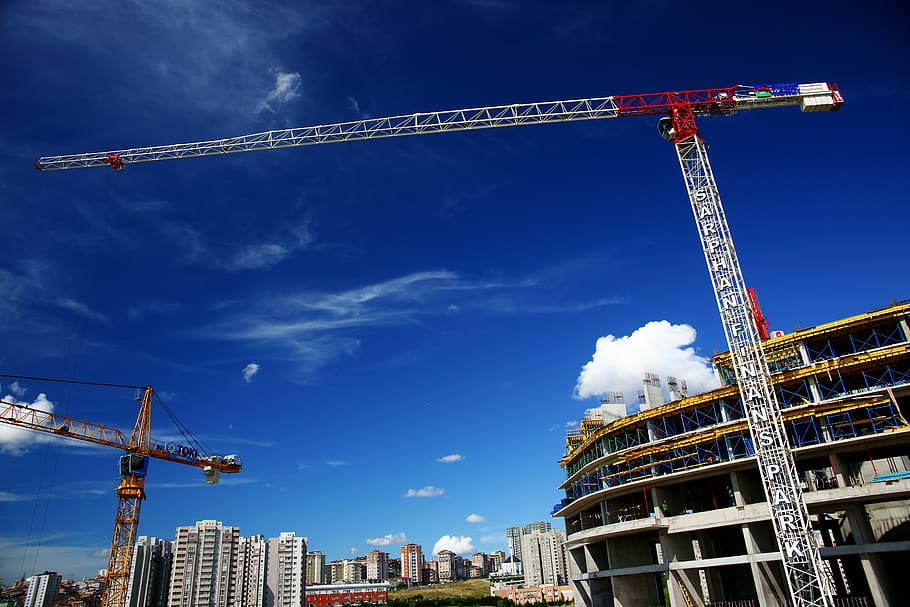 foto, grua de torre, edifici, construcció, grua, alt, grua - maquinària de construcció, industria de la construcció, arquitectura, maquinària, estructura construïda, cel, indústria, exterior de l'edifici, lloc de construcció, desenvolupament, vista d’angle baix, alta - alta, núvol - cel, naturalesa, maquinària de construcció, ciutat, incomplet, cap gent, a l'aire lliure, equips de construcció, 5K
