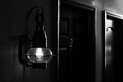 applique, architettura, costruzione, buio, porte, famiglia, oggetti di vetro, in scala di grigi, Casa, in casa, lampada, luce, monocromatico, riflessione, camera, ombra, natura morta, Vintage ▾, parete, legna, nessuno, stanza domestica, attrezzatura per l'illuminazione, attrezzature domestiche, sospeso, illuminato, metallo, avvicinamento, concentrarsi sulle conoscenze acquisite, vetro - materiale, interno di casa, trasparente, cucina domestica, cucina, cibo e bevande, elettricità, acciaio, lampada elettrica, soffitto, 5K, CC0, dominio pubblico, privo di copyright