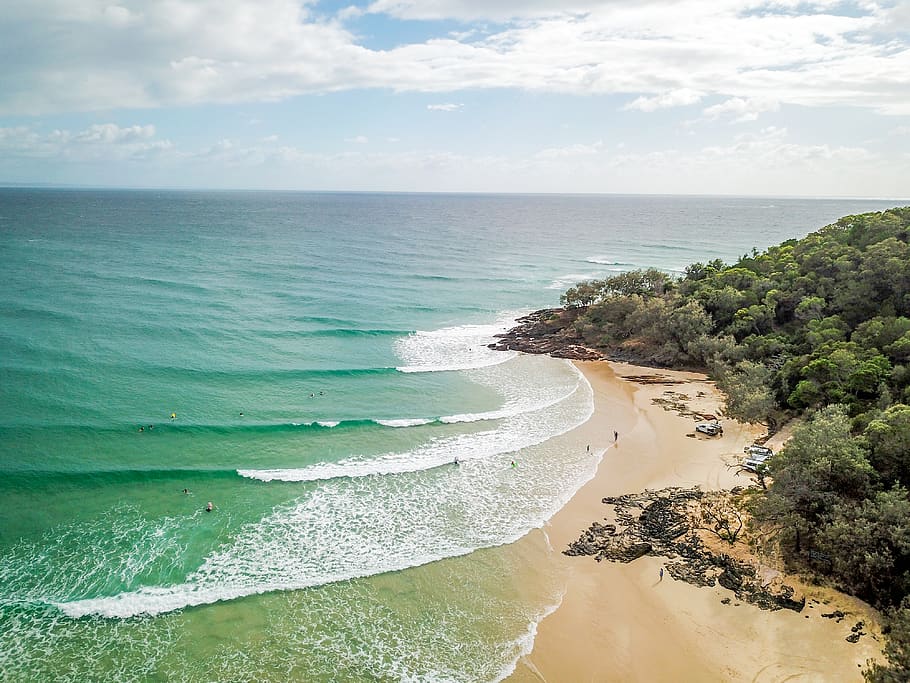 Strand bei Tageslicht, Luftaufnahmen, Luftaufnahme, Strand, Wolken, Drohnenfotografie, Drohnenschuss, Drohnenansicht, Grün, High Angle Shot, Insel, Landschaft, Natur, Ozean, draußen, Menschen, Queensland, Sand, szenisch, Meer, seelandschaft, Ufer, Himmel, Sommer-, Surfen, Reise, Bäume, tropisch, Urlaub, Wasser, Wellen, Wellen brechen, Schönheit in der Natur, Szenen - Natur, Land, Horizont über Wasser, Horizont, wolke - himmel, ruhige Szene, Tag, Ruhe, Bewegung, Welle, Baum, idyllisch, keine Leute, 4K