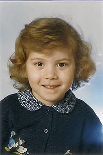 jenni, retrat, infància, una persona, nen, mirant la càmera, tirada al cap, vista frontal, somrient, a l'interior, bonic, estils de vida, persones reals, emoció, innocència, felicitat, activitat d'oci, dones, femelles, pentinat, 8K, CC0, domini públic, lliure de regalies