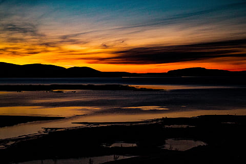 Gebirge, golden, Stunde, Hintergrund, hinterleuchtet, Strand, Wolken, Dämmerung, dramatisch, Abend, goldene Stunde, Landschaft, Licht, Natur, Ozean, Reflexion, Meer, seelandschaft, Himmel, Horizont, Sonnenuntergang, Tapete, Wasser, Szenen - Natur, Schönheit in der Natur, ruhige Szene, Ruhe, wolke - himmel, orange Farbe, Silhouette, Berg, idyllisch, keine Leute, Land, Nicht-städtische Szene, draußen, romantischer Himmel, 5K, CC0, gemeinfrei, lizenzfrei