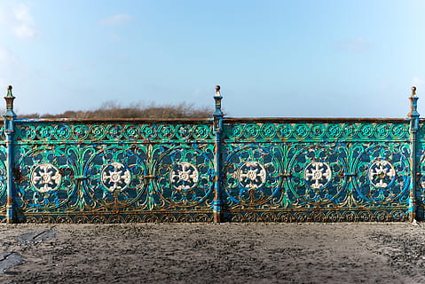 rovellat, xip, barana, fons, escriptori, vora del mar, cel, blau, pàtina, dia, funció de construcció de parets, cap gent, arquitectura, graffiti, naturalesa, terra, estructura construïda, platja, a l'aire lliure, creativitat, sorra, protecció, seguretat, paret, art i artesania, 5K, CC0, domini públic, lliure de regalies