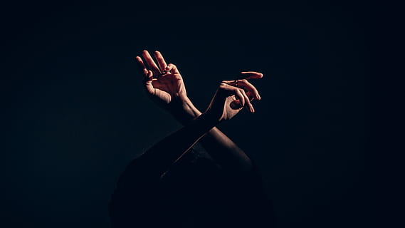 foto cahaya, tangan, abstrak, kreatif, cahaya, tangan manusia, bagian tubuh manusia, satu orang, tembakan studio, latar belakang hitam, bagian tubuh, dalam ruangan, dewasa, lengan manusia, anggota tubuh manusia, dahan, lengan terangkat, emosi, perempuan, emosi positif, memberi isyarat, daya hidup, harapan - konsep, jari, 4K, CC0, domain publik, bebas royalti