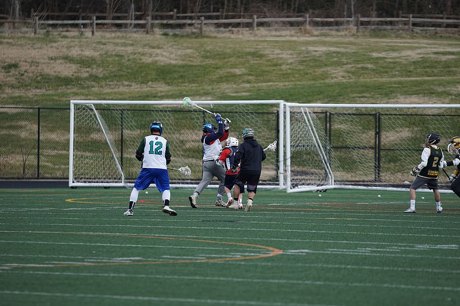 Männer, die Lacrosse spielen, Mensch, Person, Menschen, Mannschaftssport, Sport, Fußball, Mannschaft, amerikanischer Fußball, bekleidung, Kleidung, Helm, Baseball, Baseballhandschuh, weicher Ball, Handschuh, Football helm, Sturzhelm, Feld, Ballspieler, Männer, spielen, Gras, Gruppe von Leuten, Fussballplatz, Athlet, Sportausrüstung, Wettbewerb, Fußballspieler, Aktivität, echte Menschen, Sportuniform, Sportmannschaft, Bewegung, in voller Länge, Tormann, 5K